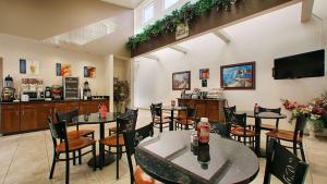 a restaurant with tables and chairs in a room at Best Western Topaz Lake Inn in Gardnerville