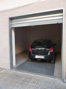 un coche está aparcado dentro de un garaje en Casa Vacanza Comfort, en Ceglie Messapica