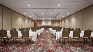 WillmarにあるBest Western Plus Willmarのテーブルと椅子とスクリーンを備えた会議室 +41枚の写真