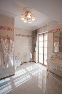 斯摩棱斯克的住宿－Hotel Usadba，大型浴室设有水槽、浴缸和水槽。