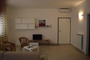 - un salon avec un canapé et une table dans l'établissement Casa Vacanza Comfort, à Ceglie Messapica