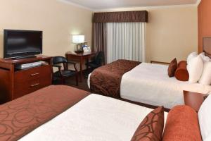 Postel nebo postele na pokoji v ubytování Best Western Plus Landmark Inn
