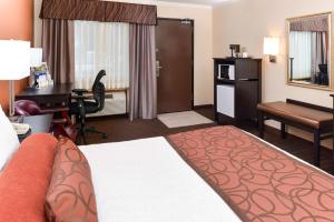 Postel nebo postele na pokoji v ubytování Best Western Plus Landmark Inn