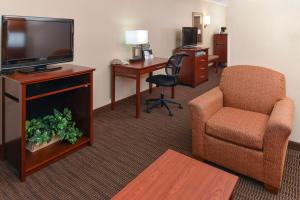 TV a/nebo společenská místnost v ubytování Best Western Plus Landmark Inn
