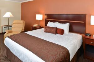 Postel nebo postele na pokoji v ubytování Best Western Plus Landmark Inn