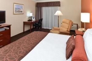 Postel nebo postele na pokoji v ubytování Best Western Plus Landmark Inn