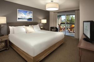 מיטה או מיטות בחדר ב-Deerhurst Resort