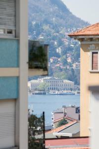 een uitzicht op een waterlichaam vanuit een gebouw bij Silky House with Private Parking in Como