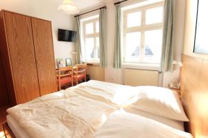 Llit o llits en una habitació de An der Persiluhr Stadt-gut-Hotel