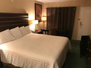 Letto o letti in una camera di Discovery Inn
