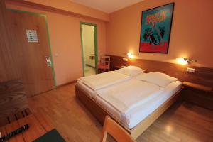 Llit o llits en una habitació de An der Persiluhr Stadt-gut-Hotel