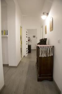 una stanza vuota con tavolo e corridoio di Cantalupa Accommodation a Roma