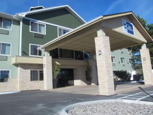 un edificio con un cartel en la parte delantera en Best Western Long Beach Inn en Long Beach