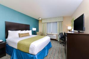 Best Western Long Beach Inn في لونغ بيتش: غرفه فندقيه سرير وتلفزيون