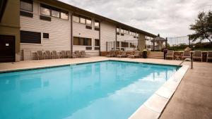 a large blue swimming pool in front of a building at Best Western Benton Harbor – St. Joseph in Benton Harbor