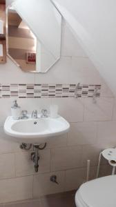 uma casa de banho com um lavatório e um espelho em Su per i Coppi em Manarola