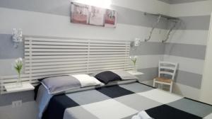 a bedroom with a black and white bed and a chair at Su per i Coppi in Manarola