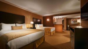 Giường trong phòng chung tại Hotel d'Lins Ontario Airport
