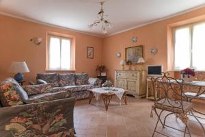 uma sala de estar com um sofá e uma mesa em Il Poggianino em Poggio Berni