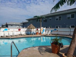 - une piscine en face d'une maison dans l'établissement Blue Wave Inn - Ocean City, à Ocean City