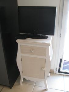 uma televisão em cima de uma cómoda com uma televisão em Gite MARTIN em Grabels