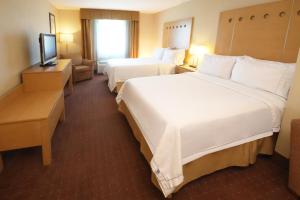 Tempat tidur dalam kamar di Holiday Inn Express Hotel & Suites CD. Juarez - Las Misiones, an IHG Hotel