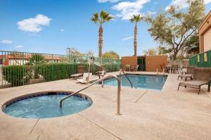 Bazén v ubytování Super 8 by Wyndham Marana/Tucson Area nebo v jeho okolí