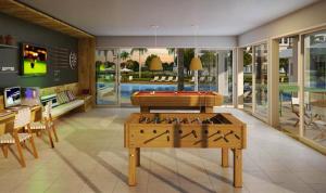 ein Wohnzimmer mit einem Billardtisch und einem Spielezimmer in der Unterkunft Rio Marina Resort in Itacuruçá