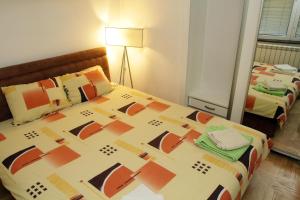 1 dormitorio con 2 camas y lámpara en Belgrade Republic Square Apartment, en Belgrado