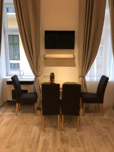 Televízia a/alebo spoločenská miestnosť v ubytovaní Goldcentral Gozsdu Apartment-Downtown Prime Location