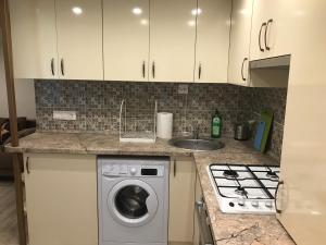 Kuchyňa alebo kuchynka v ubytovaní Goldcentral Gozsdu Apartment-Downtown Prime Location