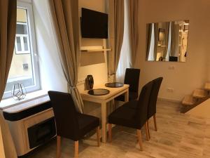Televízia a/alebo spoločenská miestnosť v ubytovaní Goldcentral Apartment Gozsdu