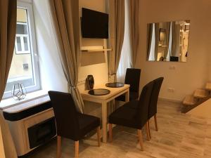 ブダペストにあるGoldcentral Apartment Gozsduのリビングルーム(テーブル、椅子、窓付)
