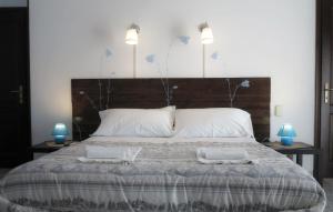 1 dormitorio con 1 cama grande y 2 almohadas en BiancoCancello, en Sacrofano