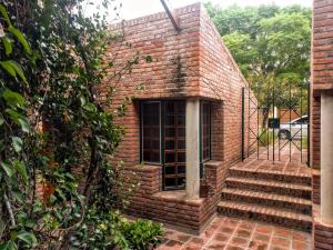 un edificio de ladrillo con ventana y escaleras en Cozy apartment in Cordoba en Córdoba