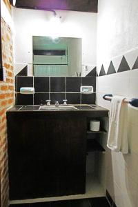y baño con lavabo y espejo. en Estancia San Miguel en Villa Yacanto