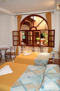um quarto de hotel com duas camas e uma janela em Hotel Villa Florencia Centro Histórico em San Salvador
