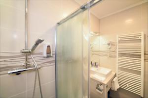 ein Bad mit einer Dusche und einem Waschbecken in der Unterkunft Zagreb 3 Hearts in Zagreb