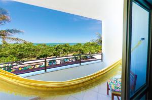 巴拉奈里奥-坎布里乌Pousada OceAnas Frente Mar Estaleiro的带阳台的房间，可欣赏海景