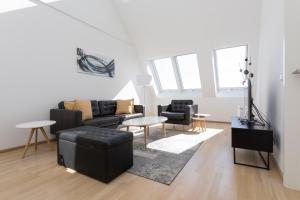 uma sala de estar com um sofá e uma mesa em Mar Suite Apartments - Center em Viena