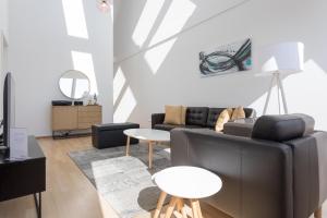 salon z czarną kanapą i stołem w obiekcie Mar Suite Apartments - Center w Wiedniu