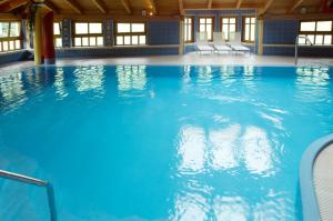 a swimming pool with blue water in a building at Hotel Liebe Sonne in Sölden