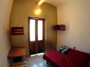Ένα ή περισσότερα κρεβάτια σε δωμάτιο στο Iguana Hostel Oaxaca +86 φωτογραφίες