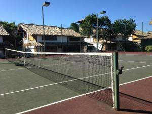 ein Tennisnetz auf einem Tennisplatz in der Unterkunft A Casa - com 3 quartos e até 7 Hóspedes in Búzios