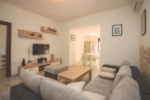 una sala de estar con un sofá y una mesa en Holiday house Arena, en Pula