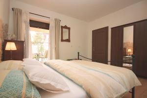 Un dormitorio con dos camas y una ventana. en Holiday house Arena, en Pula