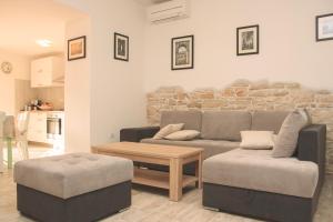 una sala de estar con un sofá y una mesa en Holiday house Arena, en Pula 24 fotos más
