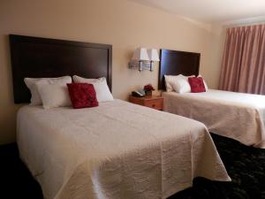 Кровать или кровати в номере Grand View Inn & Suites