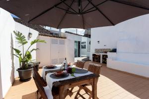 a dining room with a table and an umbrella at Casa do Campo - A Minha Casa in Capelas