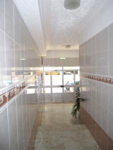 ポルティマンにあるSolPraia ANIMULのタイル張りの廊下があるお部屋